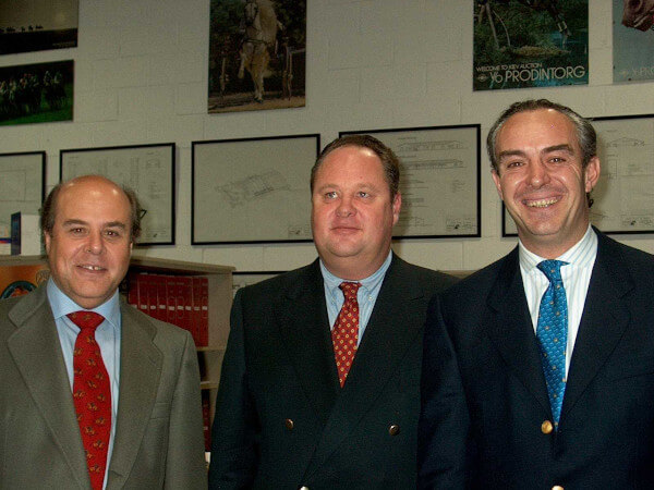 Los socios de Lupa Ibérica en la inauguración de la sede de San Sebastián de los Reyes en 2002
